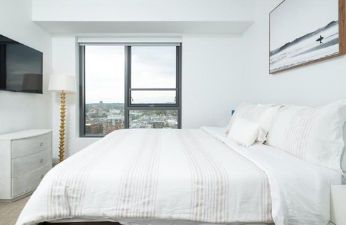 Central Square Apartment | Central Serene Penthouse w King bed GYM Parking