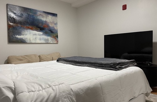 Everett Apartment | Central studio apartment in Everett
