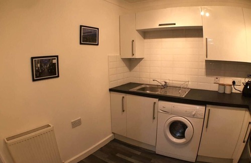 Kelvinbridge Apartment | Central/West End 1 Bed Apartment - Private carpark