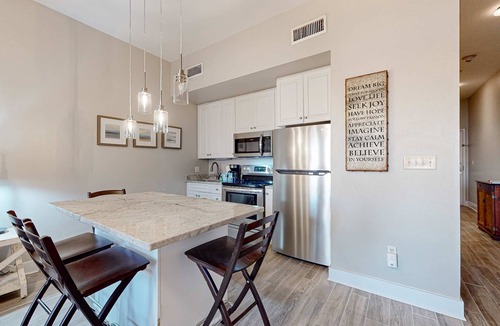 Gulf Place Condo | Centrally located condo near shopping & the beach with shared pools & tennis courts