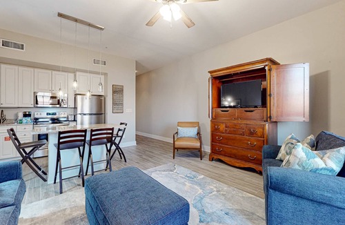 Gulf Place Condo | Centrally located condo near shopping & the beach with shared pools & tennis courts