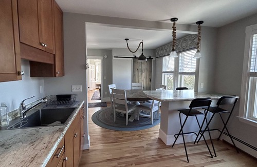 East Deering Apartment | Centrally located in Portland, ME. Close to Back Bay, Eastern Prom, Rt. 295.