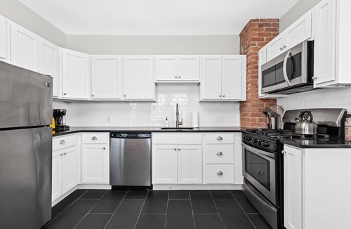 Detroit House | Centrally Located, Spacious and Stylish! Parking!