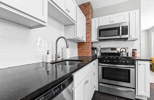 Detroit House | Centrally Located, Spacious and Stylish! Parking!