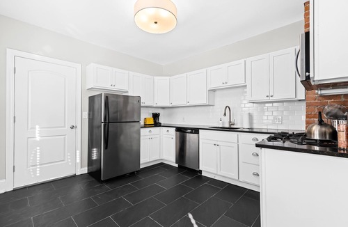 Detroit House | Centrally Located, Spacious and Stylish! Parking!