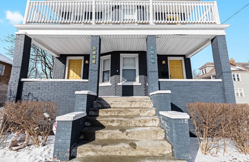 Detroit House | Centrally Located, Spacious and Stylish! Parking!