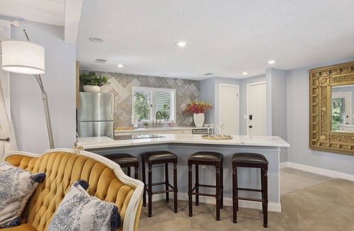 Webster House | Châteaux on Oak Hill a Cozy Winter Retreat