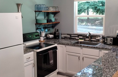 Mayfield House | Chandler's Charm - Your Little Piece of Heaven! Dog Friendly - With Fee