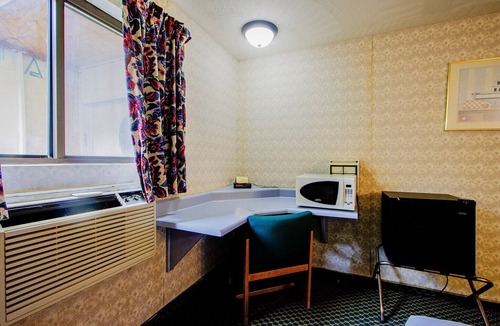 Chapmanville Apartment | Chapmanville WV|King Bed