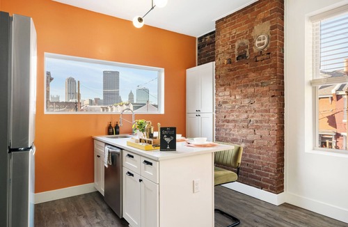 Bluff Apartment | Charming 1-Bedroom Apartment in Lovely Pittsburgh With AC