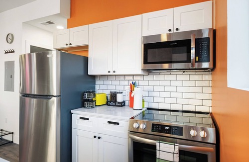 Bluff Apartment | Charming 1-Bedroom Apartment in Lovely Pittsburgh With AC