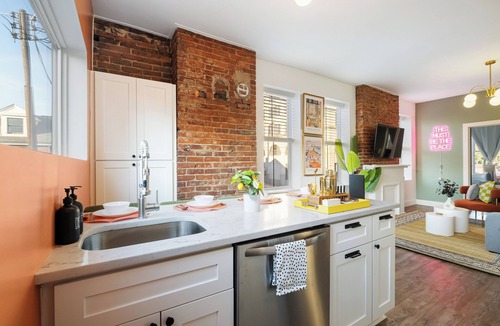 Bluff Apartment | Charming 1-Bedroom Apartment in Lovely Pittsburgh With AC