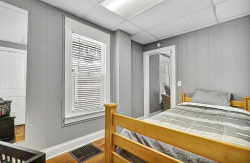 Lansing House | Charming 1 Bedroom, Apartment House in Lansing