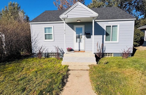 Plentywood House | Charming 1-bedroom house in Plentywood with pull out couch and air mattress.
