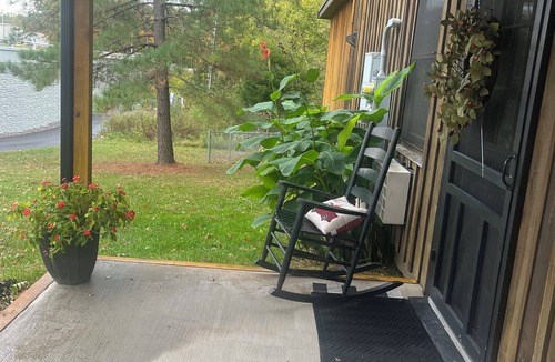 Springfield Cottage | Charming 1-bedroom cottage in marvelous Springfield with AC