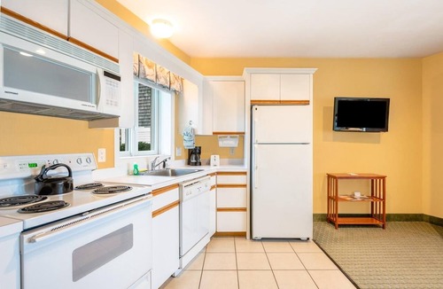 West Yarmouth Apartment | Charming 1BR Townhouse with Sun Terrace, Perfect for Relaxing Getaways
