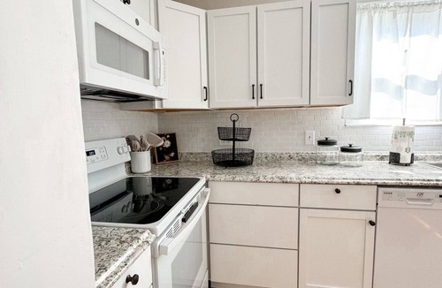 Amesbury Apartment | Charming 2-bedroom apartment w/enclosed porch Amazing Amesbury in town location