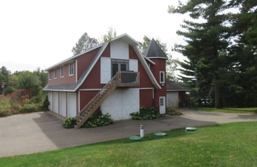 Backus Cabin | Charming 2-bedroom barn loft with AC on enchanting Ponto Lake near Backus