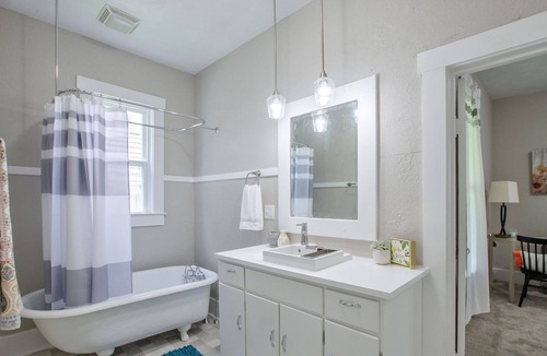 Kokomo House | Charming 2 bedroom bungalow close to downtown.