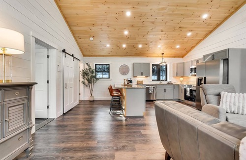 Glenburn Ski Chalet | Charming 2-bedroom chalet with jacuzzi WiFi and AC in Glenburn