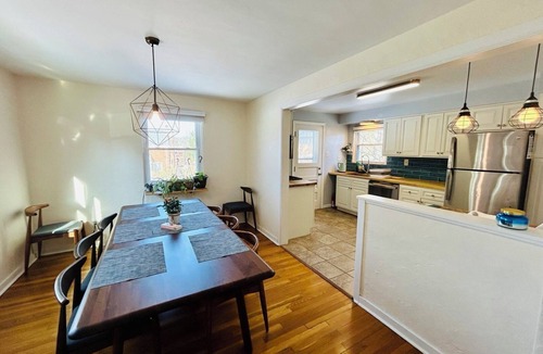 Pittsburgh House | Charming 2-bedroom house with parking. Minutes from Downtown, CMU, Uni of Pitt