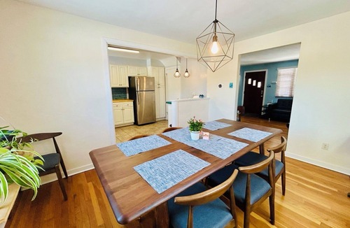 Pittsburgh House | Charming 2-bedroom house with parking. Minutes from Downtown, CMU, Uni of Pitt