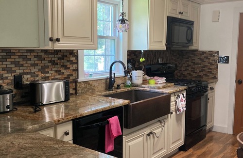 Canfield House | Charming 2-bedroom house, 1st floor, with AC, WiFi in Canfield with EV plug in.