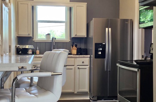 Windsor Park House | Charming 2-bedroom house with AC, WiFi close to Downtown Indianapolis