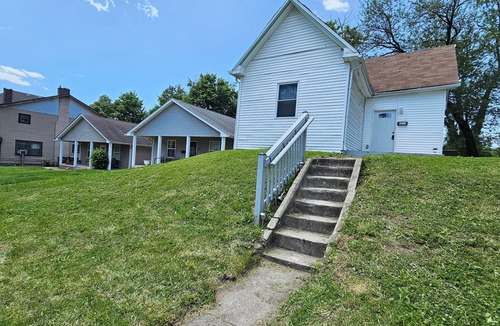 Windsor Park House | Charming 2-bedroom house with AC, WiFi close to Downtown Indianapolis