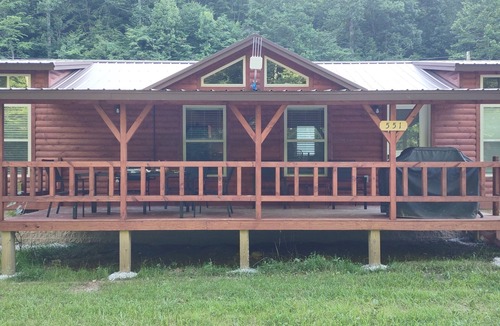 Salyersville Cabin | Charming 2-bedroom cabin + loft in fabulous Salyersville with AC and WiFi