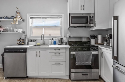 Hopkins House | Charming 2Br House! Remodeled! Wi-Fi, SmartTV, W/D.