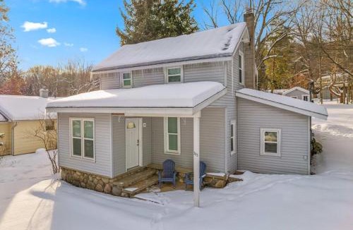 Bellaire House | Charming 2BR Pet-Friendly Walk to Downtown