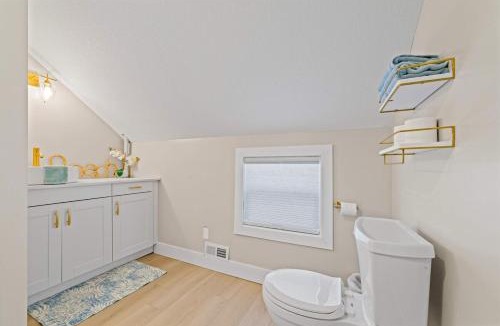 Bellaire House | Charming 2BR Pet-Friendly Walk to Downtown