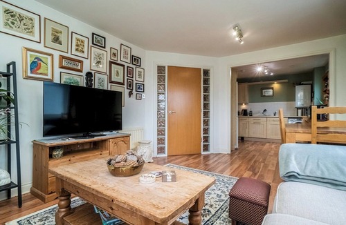 Leith Apartment | Charming 2BR w/Balcony & Free Parking - Pass the Keys