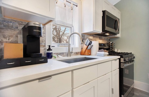 Nims House | Charming 3-bedroom, 2 bath house, WiFi, AC in marvelous Lakeside area Muskegon