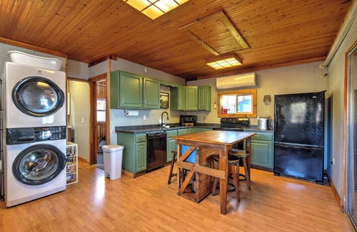 Webster Cabin | Charming 3-bedroom cabin with AC and WiFi in tranquil Webster