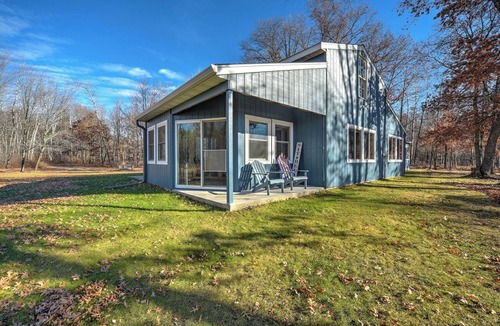 Webster Cabin | Charming 3-bedroom cabin with AC and WiFi in tranquil Webster