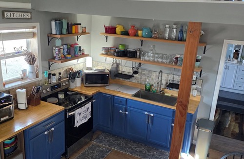Johnson County Other | Charming 3 bedroom farmhouse in Centerview, MO. Close to Warrensburg and UCM.