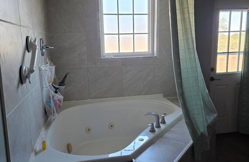Johnson County Other | Charming 3 bedroom farmhouse in Centerview, MO. Close to Warrensburg and UCM.
