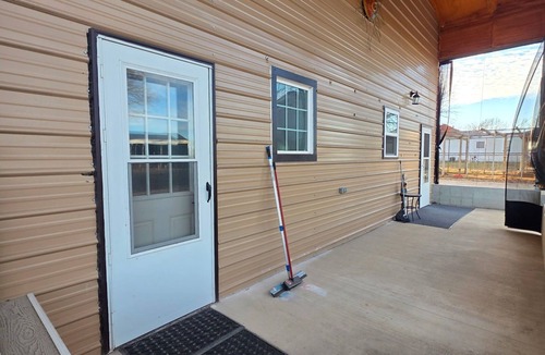 Johnson County Other | Charming 3 bedroom farmhouse in Centerview, MO. Close to Warrensburg and UCM.