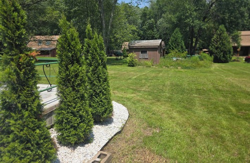 Maple Hill House | Charming 3-bedroom house with wishing well,WiFi and AC in Bloomfield