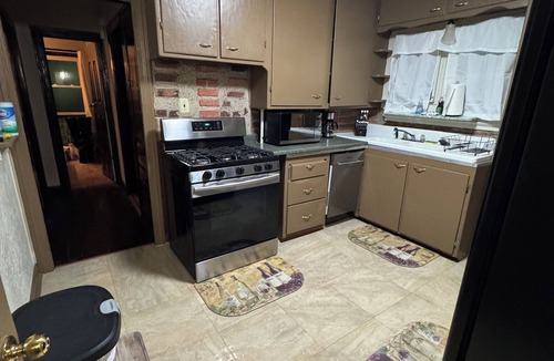 Youngstown House | Charming 3-bedroom house with AC, centrally located Mill Creek Park Youngstown