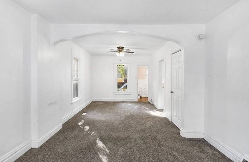 Lansing House | Charming 3-bedroom house with AC, WiFi in wonderful Lansing