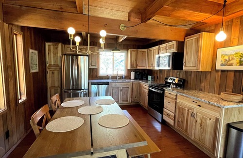 Acme House | Charming 3-bedroom house in Bear Rocks near State Parks and resorts