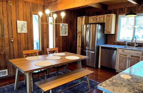 Acme House | Charming 3-bedroom house in Bear Rocks near State Parks and resorts