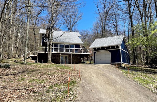 Acme House | Charming 3-bedroom house in Bear Rocks near State Parks and resorts