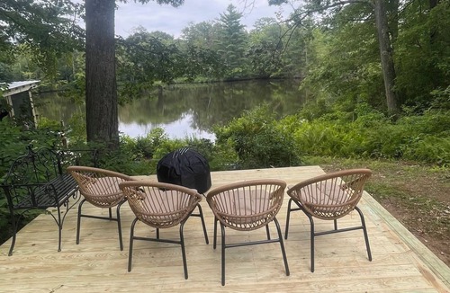 East Hartland House | Charming 3-bedroom Modern cottage with lakeside views