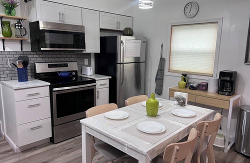 Columbus House | Charming 3 Bedroom, Newly Renovated Home Near the Columbus Airport. Full Gym.
