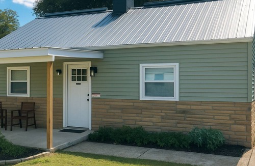 Columbus House | Charming 3 Bedroom, Newly Renovated Home Near the Columbus Airport. Full Gym.