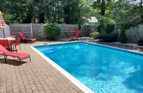 Centerville House | Charming 3-bedroom Pool-house with AC and Wi-Fi in Centerville.